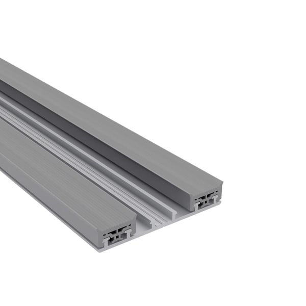 Mendiger Unterprofil aus blankem Aluminium, schraeg von oben, mit zwei parallelen Profilschienen