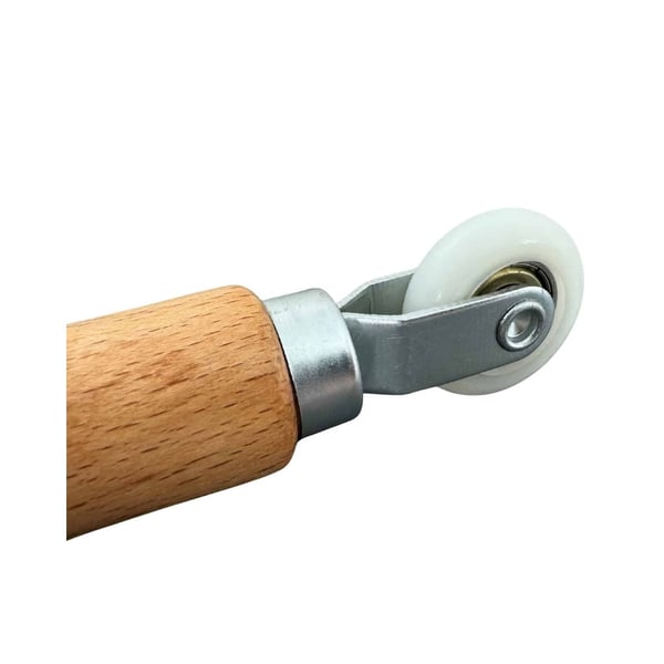 Detailansicht des Metall-Eckenrollers, weißes Nylonrad mit Metallhalterung und Holzgriff