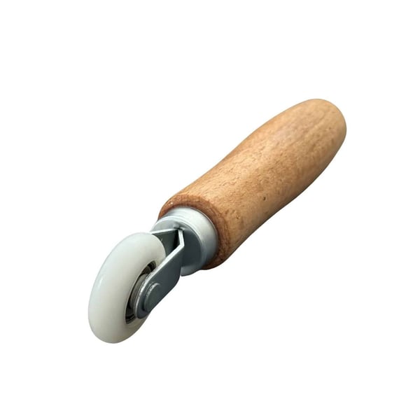 Metall-Eckenroller Standard mit Holzgriff und weißem Nylonrad, leicht schräge Ansicht