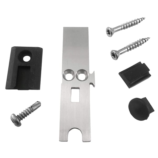 Mitnehmer aus blankem Aluminium mit Schrauben und schwarzen Gummiteilen