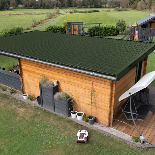Anwendungsbeispiel: Gartenhaus mit Dach aus Chromoxidgrün (RAL 6020) Trapezblechen und Ortgangwinkel