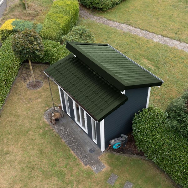 Anwendungsbeispiel: Kleines Gartenhaus mit Pultdach aus Chromoxidgrün (RAL 6020) Trapezblechen und Ortgangwinkel