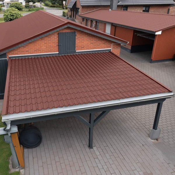 Pfannenblech 2/1060 rotbraun auf dem Dach eines Carports vor einem Ziegelhaus