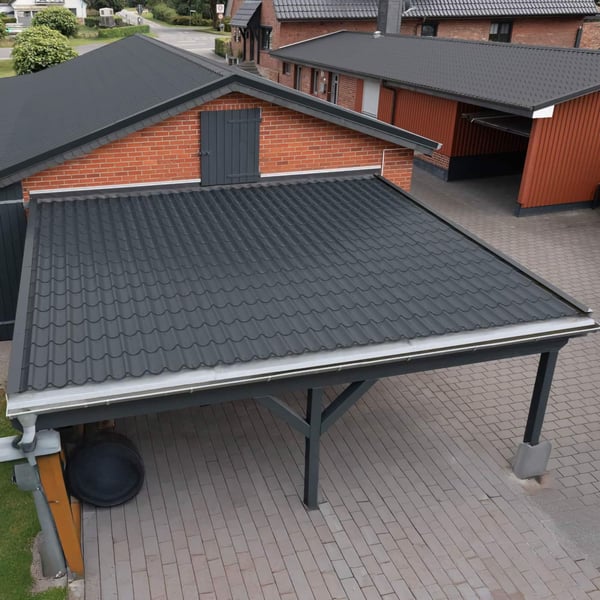Pfannenblech 2/1060 Anthrazitgrau auf dem Dach eines Carports, Anwendungsbeispiel