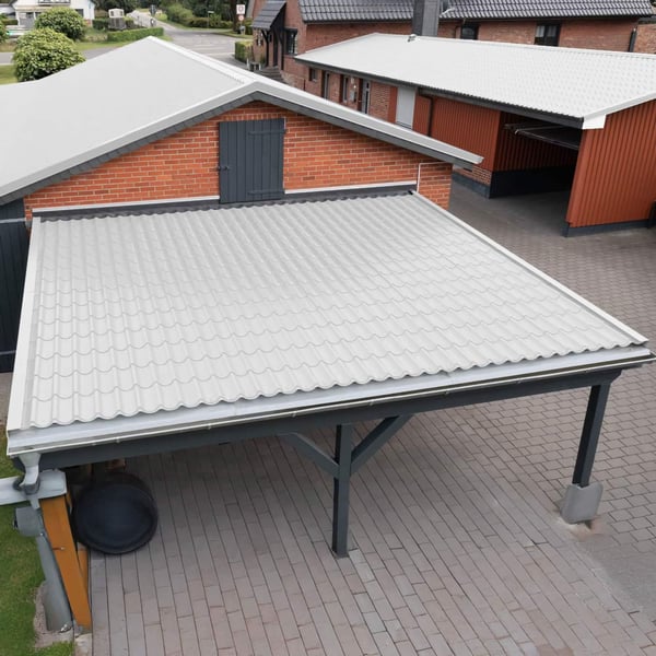 Pfannenblech Reinweiß RAL 9010 auf einem Carport mit Ziegeldachhaus im Hintergrund, Anwendungsbeispiel