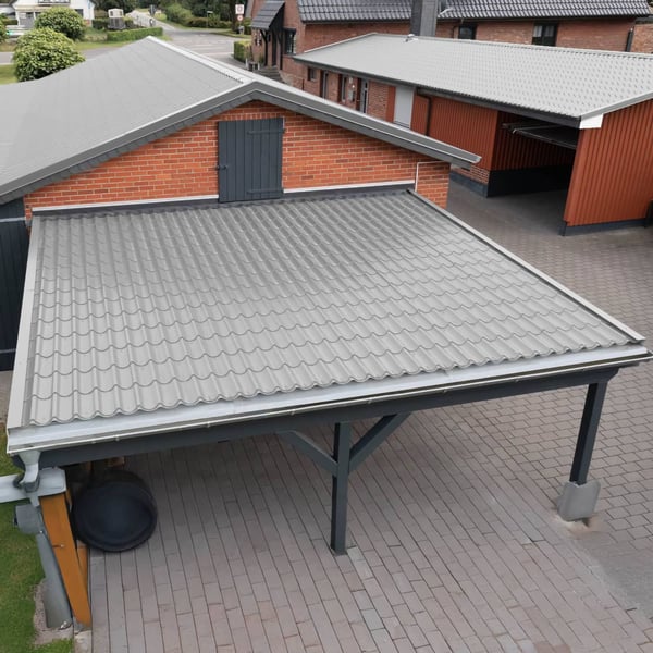 Pfannenblech Graualuminium auf dem Dach eines Carports vor einem Backsteingebaeude