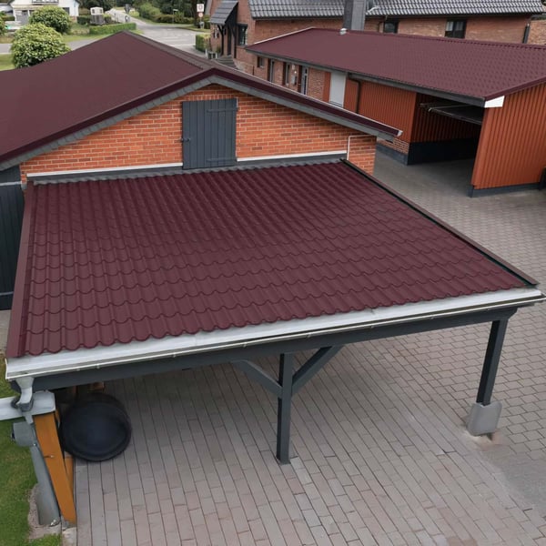 Pfannenblech 2/1060 weinrot auf einem Carport, Verlegung am Dach