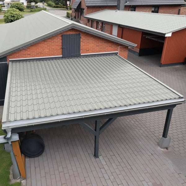 Pfannenblech 2/1060 Lichtgrau RAL 7035 auf einem Carport vor einem Backsteinhaus, Verlegung