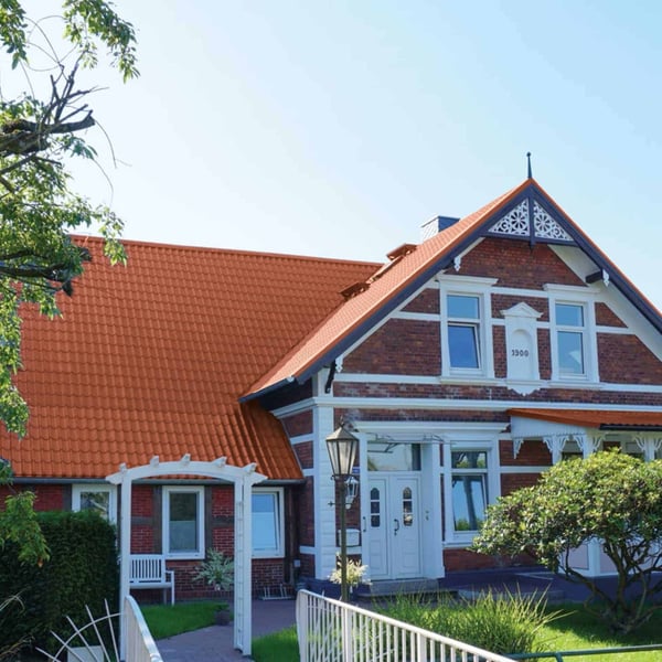 Pfannenblech 2/1060 Kupferbraun auf dem Dach eines Wohnhauses, Anwendungsbeispiel