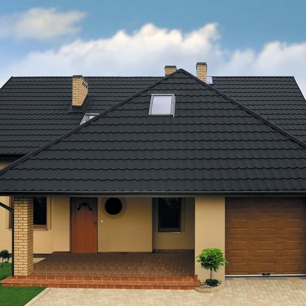 Anthrazitgraues Pfannenblech Szafir 350/15 auf einem Wohnhaus mit Gaube und Dachfenster