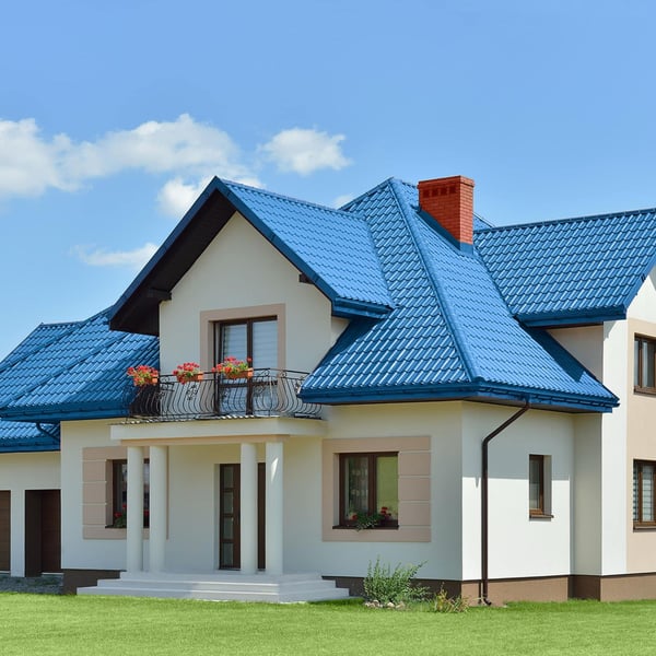 Haus mit Dach aus Pfannenblech Szafir 350/15 Enzianblau RAL 5010