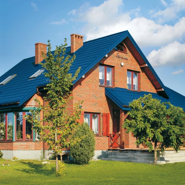 Ziegelhaus mit Dach aus Pfannenblech Szafir 350/15 Enzianblau RAL 5010