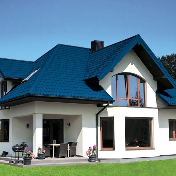 Modernes Haus mit Dach aus Pfannenblech Szafir 350/15 Enzianblau RAL 5010