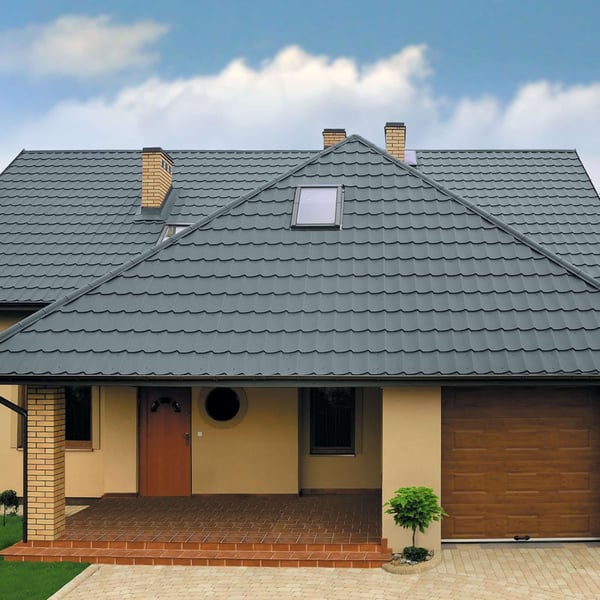 Hausdach mit Pfannenblech Szafir 350/15 in Fehgrau RAL 7000