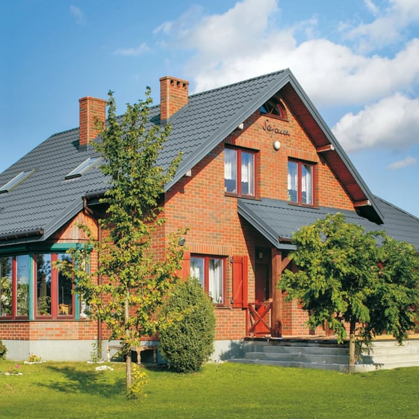 Ziegelhaus mit Dach aus Pfannenblech Szafir 350/15 in Fehgrau RAL 7000