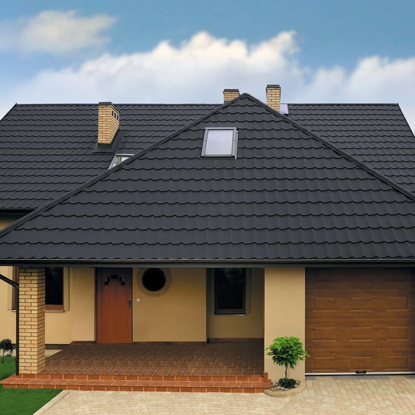 Pfannenblech Szafir 350/15 Graphitgrau RAL 7024 auf einem beigen Haus mit Gaubenfenster, Verlegung am Dach
