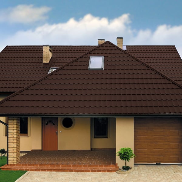 Haus mit Dach aus schokoladenbraunem Pfannenblech Szafir 350/15, 0,50 mm Stahl