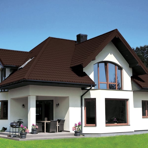 Modernes Haus mit Dach aus schokoladenbraunem Pfannenblech Szafir 350/15, 0,50 mm Stahl