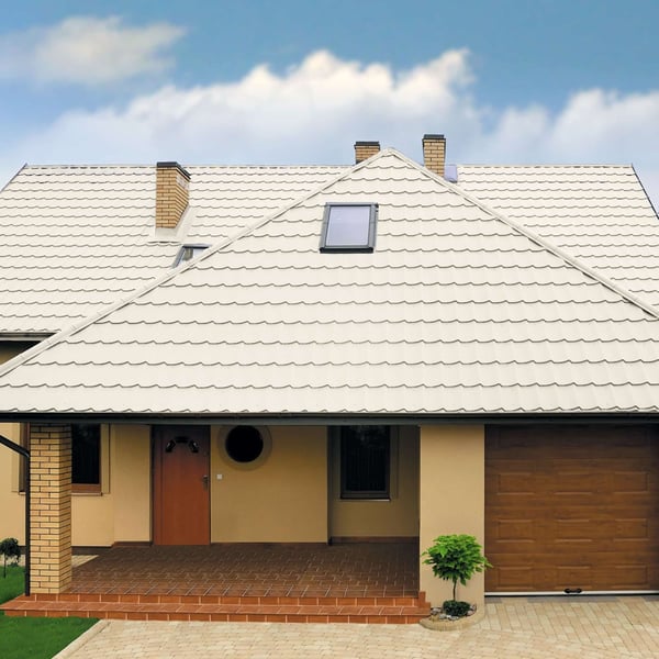 Vorderansicht eines Hauses mit Dach aus Pfannenblech Szafir 350/15 in Reinweiß RAL 9010