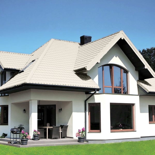 Modernes Haus mit Dach aus Pfannenblech Szafir 350/15 in Reinweiß RAL 9010