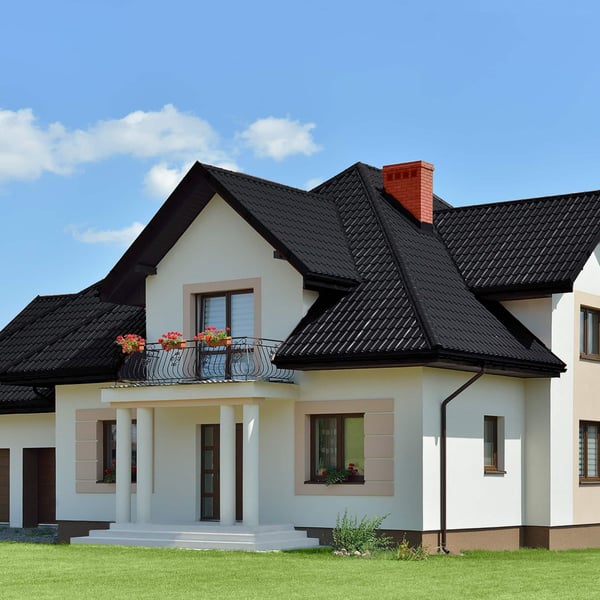 Pfannenblech Szafir 350/15 Tiefschwarz auf einem Wohnhaus mit Balkon, Verlegung am Dach