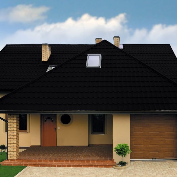 Pfannenblech Szafir 350/15 Tiefschwarz auf einem Wohnhaus mit Gauben und Garage, Verlegung am Dach