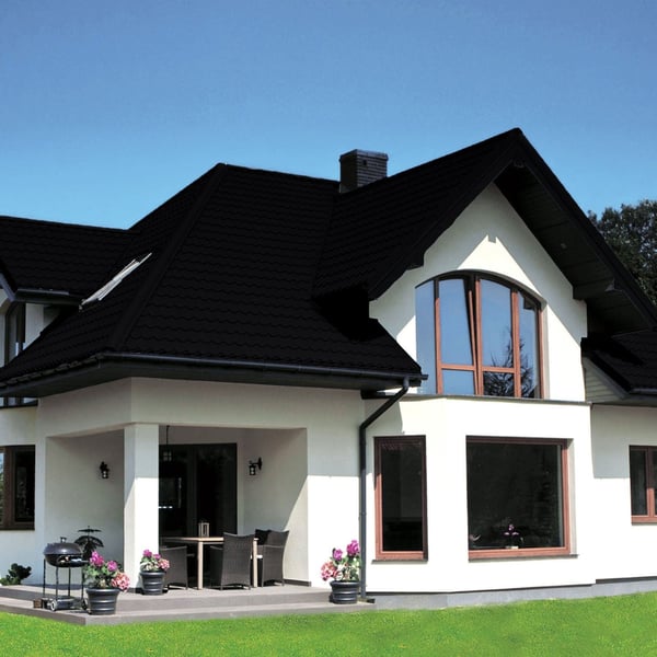 Pfannenblech Szafir 350/15 Tiefschwarz auf einem modernen Wohnhaus mit Terrasse, Verlegung am Dach