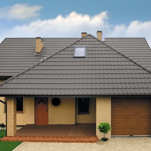 Haus mit Dach aus Pfannenblech Szafir 350/15 in Graualuminium RAL 9007, braune Fassade