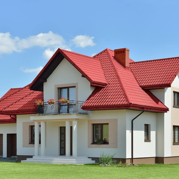 Einfamilienhaus mit Dach aus Pfannenblech Szafir 350/15 Kirschrot, 0,50 mm Stahl