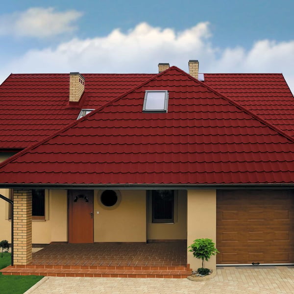 Vorderansicht eines Hauses mit Dach aus Pfannenblech Szafir 350/15 Kirschrot
