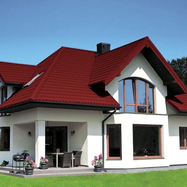 Modernes Haus mit grosser Terrasse und Dach aus Pfannenblech Szafir 350/15 Kirschrot