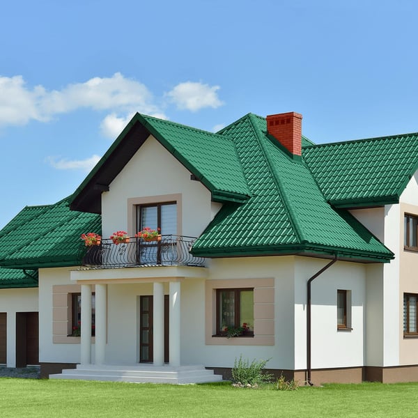 Einfamilienhaus mit Dach aus moosgrünem Pfannenblech Szafir 350/15, weisse Fassade