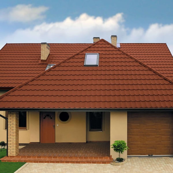 Ziegelrotes Pfannenblech Szafir 350/15 auf einem Wohnhaus mit Gaubenfenster