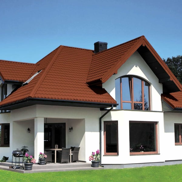 Ziegelrotes Pfannenblech Szafir 350/15 auf einem modernen Wohnhaus mit Terrasse