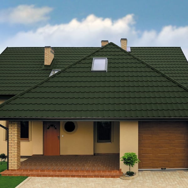 Pfannenblech Szafir 350/15, gruen, auf einem beigen Einfamilienhaus verlegt
