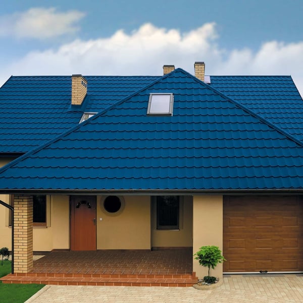 Haus mit enzianblauem Pfannenblech Szafir 350/15 Dach und Gaubenfenster