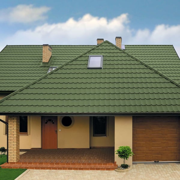 Vorderansicht eines Hauses mit Dach aus Pfannenblech Szafir 350/15 in Resedagrün, Dachfenster sichtbar