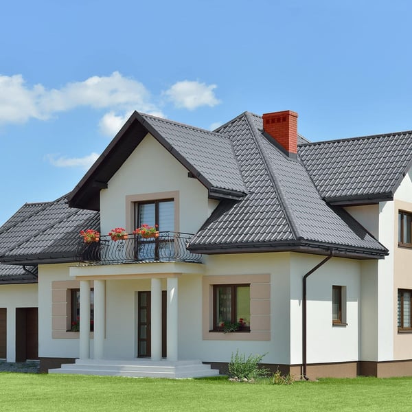 Einfamilienhaus mit Dach aus Pfannenblech Szafir 350/15 Graphitgrau RAL 7024, Stahl 0,50 mm