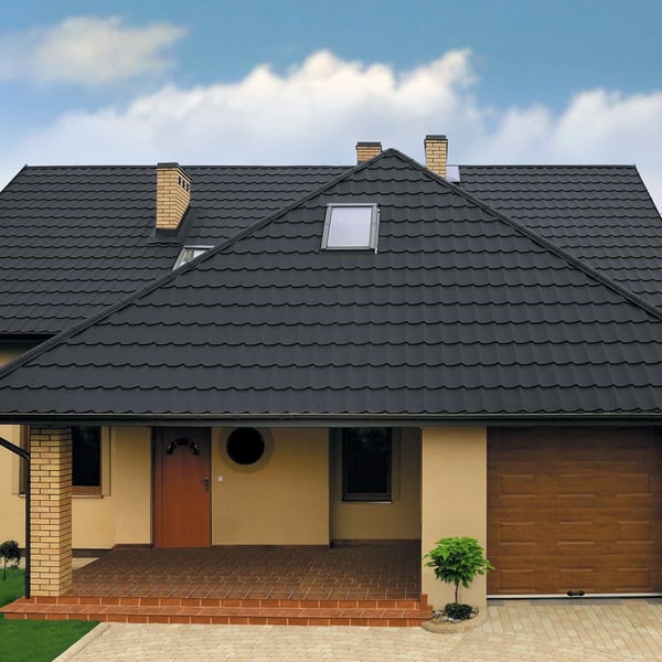 Einfamilienhaus mit Dach aus Pfannenblech Szafir 350/15 Graphitgrau RAL 7024, Stahl 0,50 mm