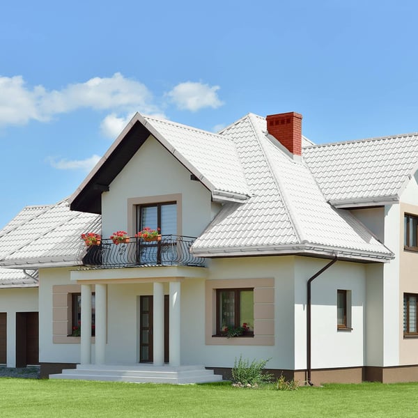 Pfannenblech Szafir 350/15, Lichtgrau RAL 7035, auf einem modernen Wohnhaus verlegt