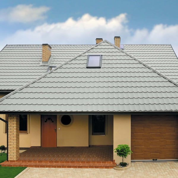 Pfannenblech Szafir 350/15, Lichtgrau RAL 7035, auf einem Wohnhaus mit Dachfenster