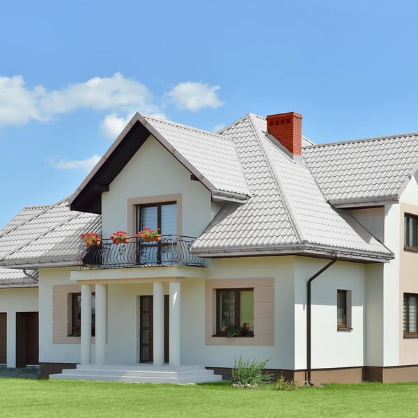 Einfamilienhaus mit Dach aus Pfannenblech Szafir 350/15 in Weißaluminium, Dachrinnen und Fallrohre passend