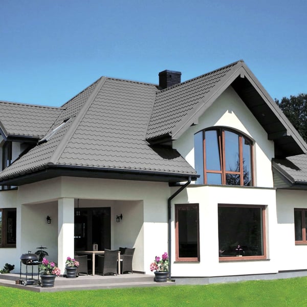Modernes weißes Haus mit Dach aus Pfannenblech Szafir 350/15 in Weißaluminium, mit Terrasse und Garten