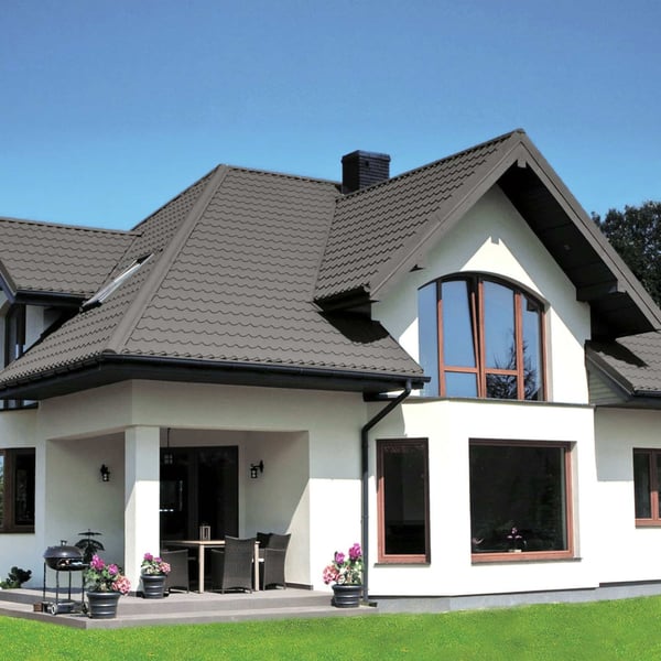 Modernes Haus mit Dach aus Pfannenblech Szafir 350/15 Graualuminium, grosse Fensterfront