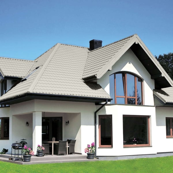 Verlegtes Pfannenblech Szafir 350/15 in Grauweiß RAL 9002 auf einem modernen Wohnhaus