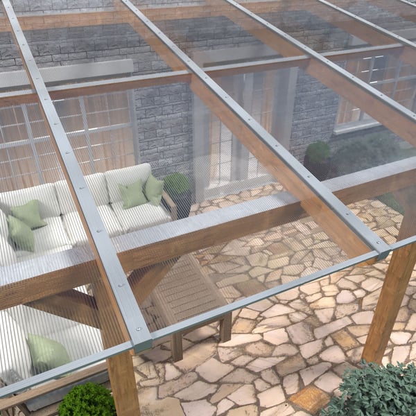 Verlegung der klaren Polycarbonat Doppelstegplatten auf einer Holzunterkonstruktion als Terrassendach
