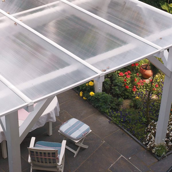 Polycarbonat Doppelstegplatte 10 mm klar, als Terrassenüberdachung auf einer Holzkonstruktion