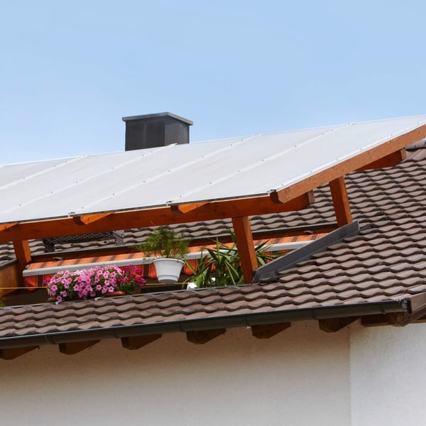Polycarbonat Doppelstegplatte 10 mm klar, als Überdachung auf einem Balkon mit Holzkonstruktion