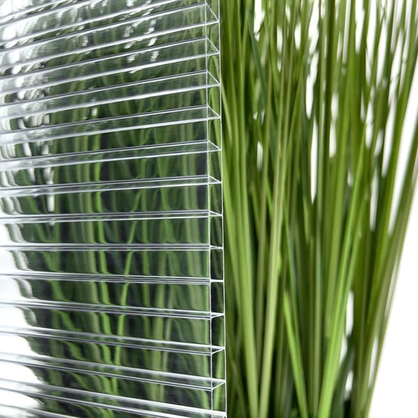 Polycarbonat Doppelstegplatte 6 mm klar, Detailansicht der Stegstruktur mit unscharfem Hintergrund