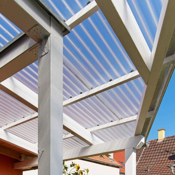 Verlegte klare Polycarbonat Spundwandplatten als Terrassendach auf Holzkonstruktion